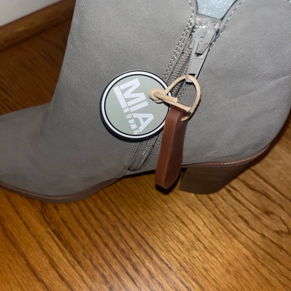 NWT Grey Mia Boots with stacked heel Size 8 - Picture 4 of 4